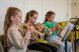 kinderen spelen instrumenten